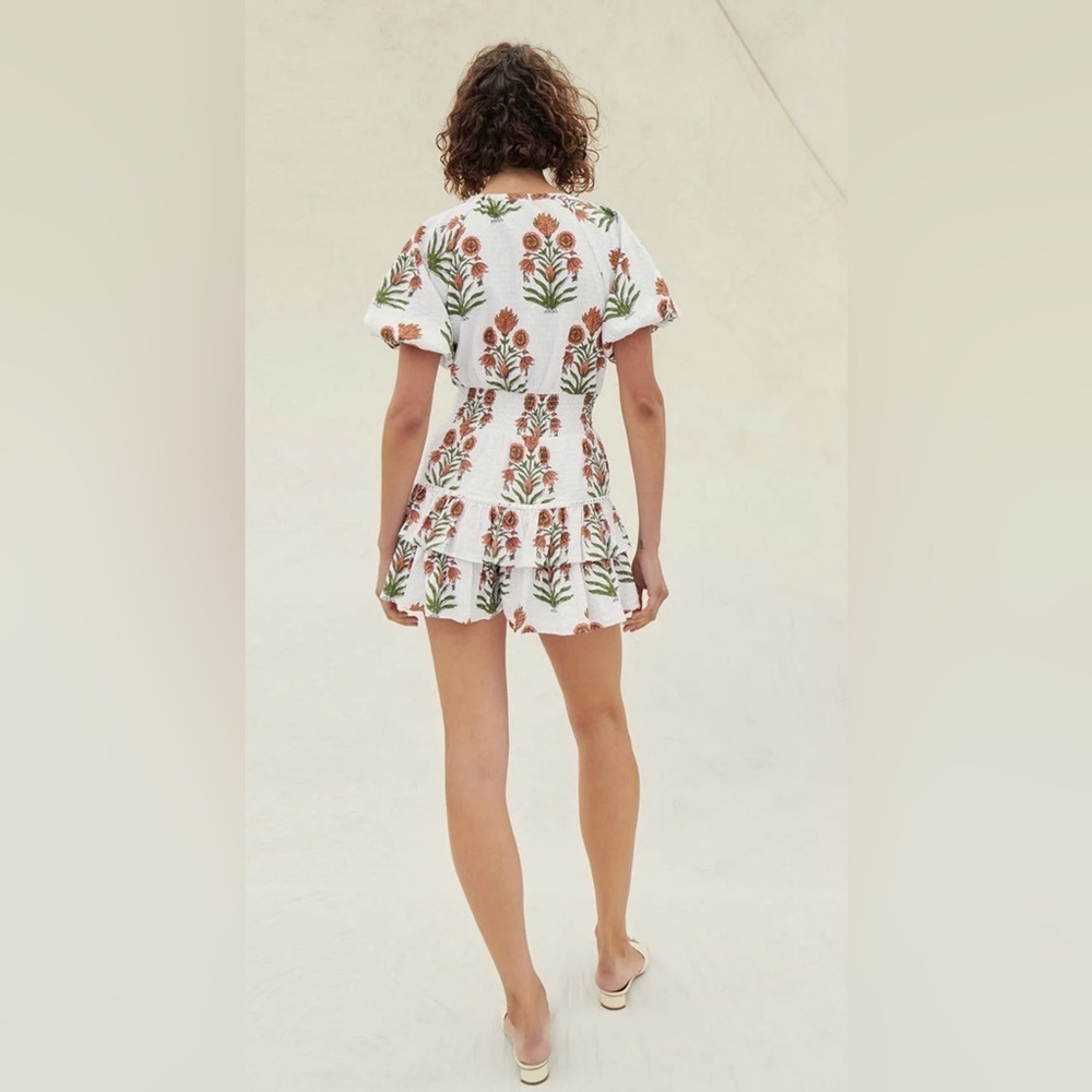 Saylor Shannon floral v neck smocked romper – Size Medium – excellent condition - Picture 4 of 8